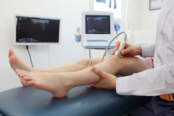 examinarea picioarelor înainte de intervenția chirurgicală pentru varice